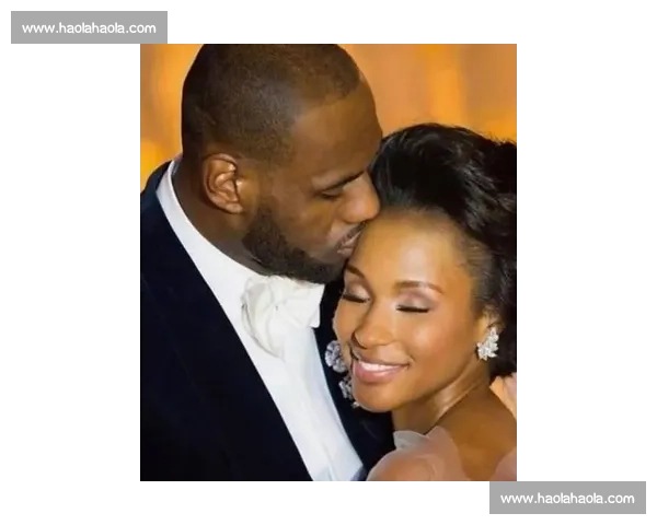 从阿克伦少年到篮球帝王：勒布朗・詹姆斯与萨瓦娜的 22 年爱情长跑