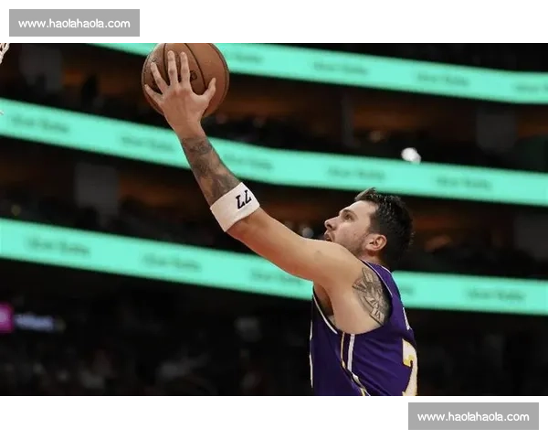 热火对决湖人比分成焦点攻防博弈引爆全场讨论赛后走势与巨星表现